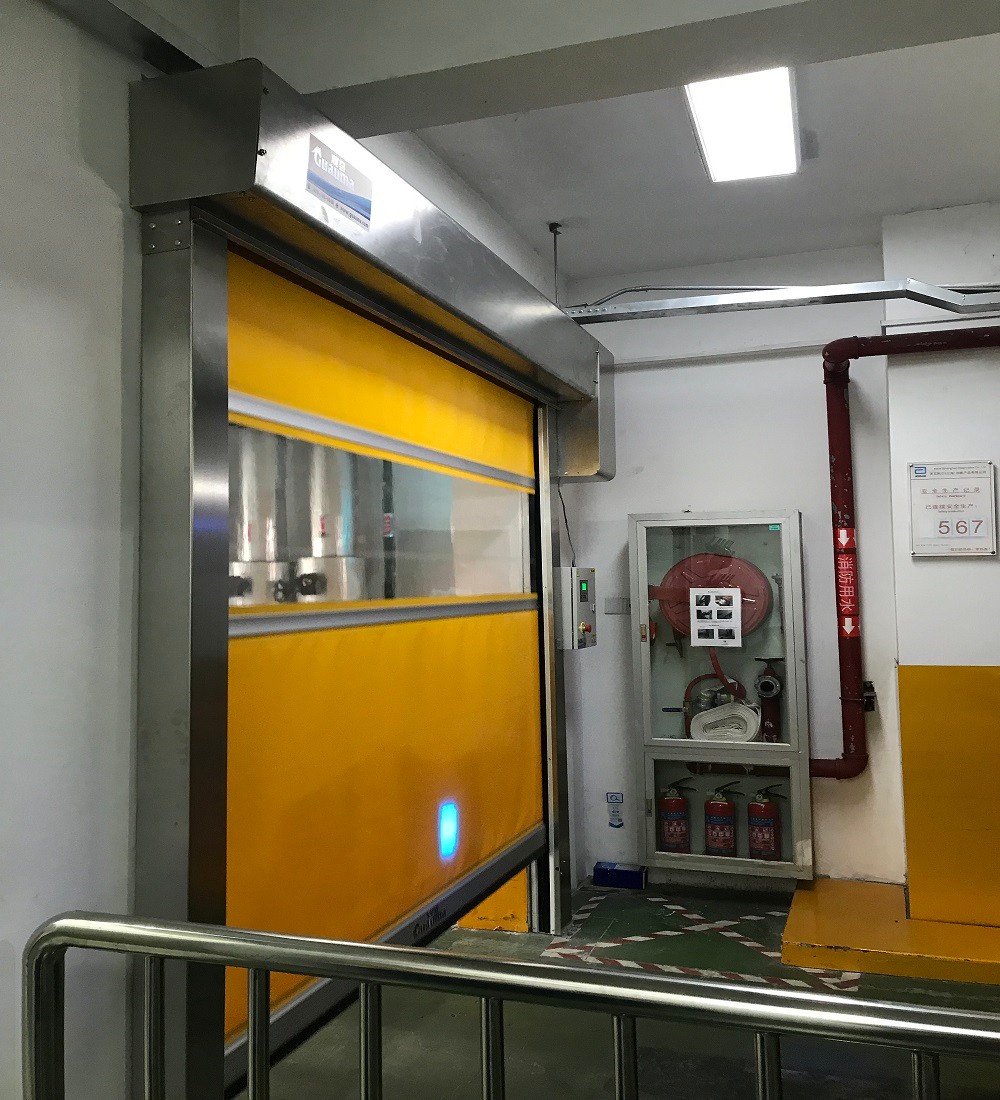雅培醫(yī)藥車(chē)間渦輪硬質(zhì)快速門(mén)安裝完工